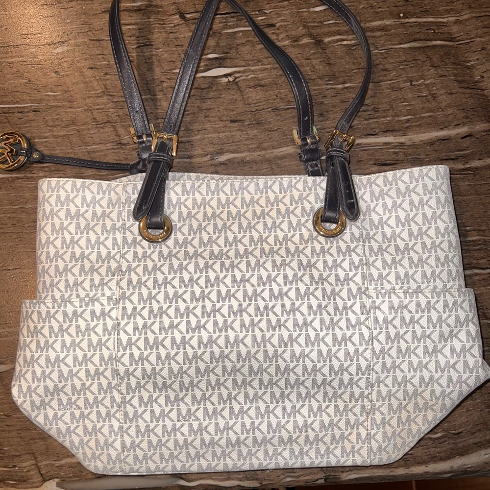 Michael kors purse. Excellent condition.